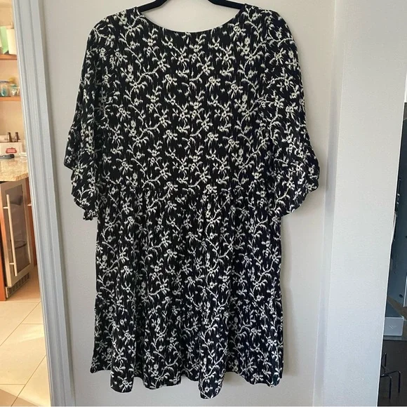 NWT Flowy floral dress - Picture 3 of 6